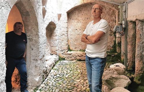 Das Rätsel ist gelöst: Hausmeister Herbert Kraller (links) zeigt den Weg hinunter in einen gotischen Raum. Stadtarchivar Franz Haselbeck (rechts) erklärt die Geschichte des Gewölbes unter dem Traunsteiner Rathaus. Foto Katrin Langenwalter