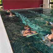 Kinder mit Feuereifer beim Schwimmtraining