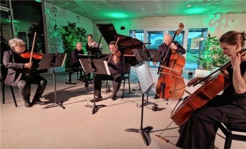 Das Stimmer-Quintett bei der eindrucksvollen Aufführung von Constantin Stimmers „Klavierquintett“ und Schuberts Forellenquintett in der Dynafit-Speed-Factory in Kiefersfelden. Foto steffenhagen