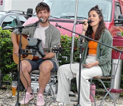 Das sympathische Pop-, Rock- und Soul-Duo „Ramona & Anderl“ sorgte am Grabenstätter Marktplatz für eine umjubelte Premiere.Foto  Müller