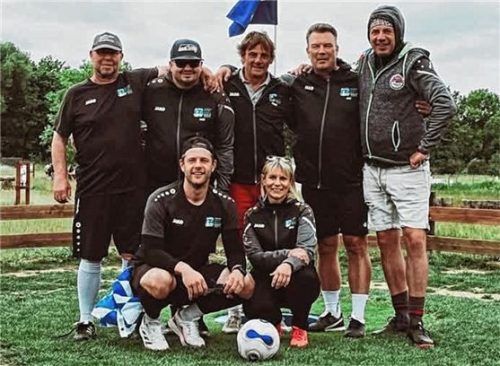 Das Team Bayern 2: hinten von links Hans Niedermeier, Mark Schaser, Rudi Tschoner, Andi Barmbichler, Mande Scheurl; vorne Dennis Kracker, Tanja Taubenberger. Foto re