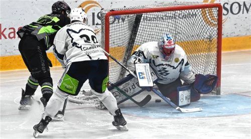 Das Tor zurück in die DEL2: Brad McGowan erzielte in der Verlängerung gegen Weiden den Siegtreffer. Foto Hans-Jürgen Ziegler