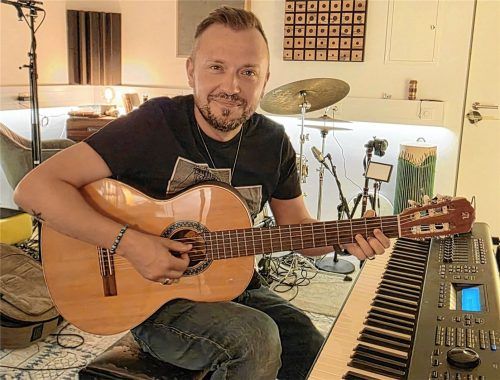Dennis Mai brachte vor wenigen Tagen seinen ersten Song „Schau, Mama“ heraus. Nun sollen noch weitere folgen. Dafür steht er wieder im Tonstudio in Kolbermoor. Foto Privat