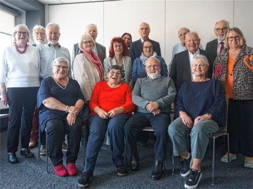 Der 60plus-Landesvorstand mit der Ehrenvorsitzenden Angelika Graf (rechts), Landesvorsitzendem Heinz Oesterle (Zweiter von rechts) und dem Bundesvorsitzenden Lothar Binding (hintere Reihe, Mitte). Fotos re