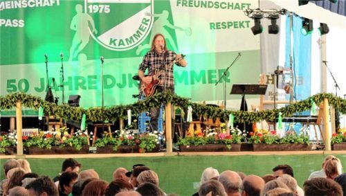 Der bayerische Musikkabarettist Roland Hefter belustigt das Publikum. Foto  Hobmaier