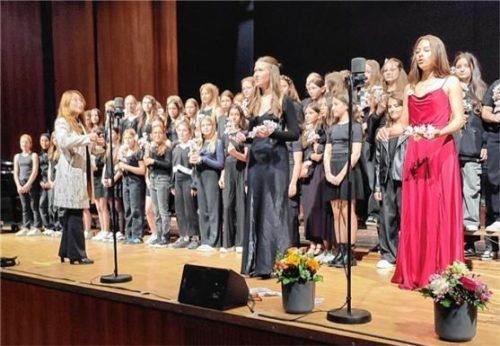 Der Chor der 6. Klassen mit dem Kirschblütenlied.Foto Auer