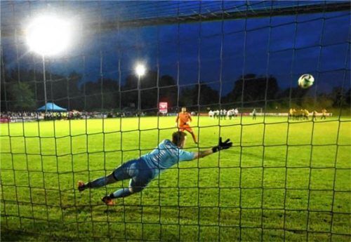 Der entscheidende Elfer: Rechtmehrings Keeper Boschner überwindet seinen Vogtareuther Kollegen.Foto Franz Ruprecht