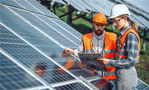 Der Fachkräftemangel ist eine ernste Herausforderung, die nur durch das Zusammenspiel verschiedener Maßnahmen bewältigt werden kann. Foto Pixabay/T. Lam