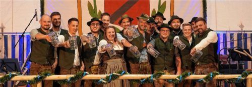 Der Festausschuss mit den geleerten Bierkrügen am letzten Festtag. Foto Böck