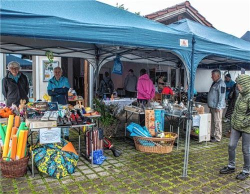 Der Flohmarkt erfreute sich trotz des schlechten Wetters großer Beliebtheit. Fotos  Stache