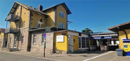 Der Friseurladen von Sylvia Zierer liegt direkt am Bahnhof, daher ist ihre Toilette bei Bahnkunden in dringender Not oft die erste Anlaufstelle. Foto Re
