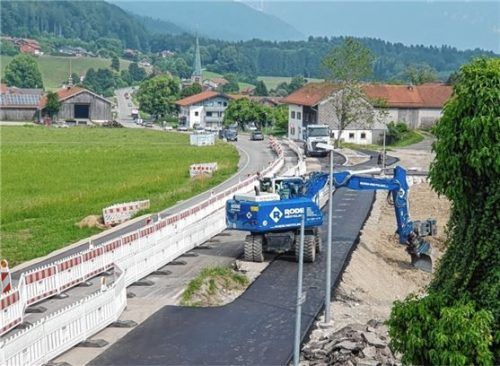 Der Geh- und Radweg über die neue Brücke in Hammer ist so gut wie fertig. Nun müssen nur noch Feinarbeiten mit dem Bagger ausgeführt werden.Foto  Wunderlich