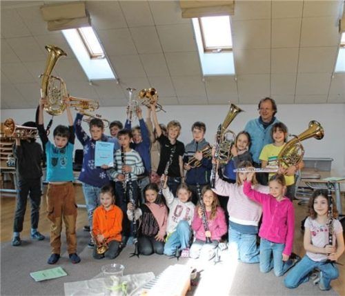Der Leiter der Bläserklasse, Matthias Linke, (hinten rechts) und die jungen Musiker.Foto  Kreisjugendring Rosenheim