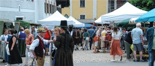 Der Neubeurer Marktplatz verwandelte sich in einen Treffpunkt zum Bummeln und Ratschen. Foto reischl-Zehentbauer
