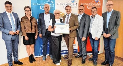 Der neue Kreishandwerksmeister Rainer Dachsberger (Fünfter von links) mit der scheidenden Kreishandwerksmeisterin Helga Wimmer (Vierte von links) sowie (von links), Landrat Max Heimerl, Monika Pfriender, Anton Hudlberger, Oskar Hofstetter, Markus Saller und Andreas Wagnitz. Foto maier