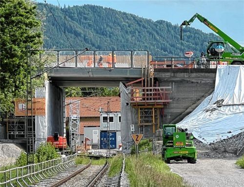 Der Oberbau der Eisenbahnbrücke bei Rohrdorf ist fertig. Nun beginnen die Arbeiten an der Böschung. Ab Montag (23. Juni) muss wieder mit Staus und Ausweichverkehr gerechnet werden. Foto Kathrin Gerlach