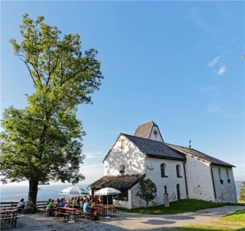 Der Petersberg ist ein beliebtes Ausflugsziel für Einheimische und Urlauber. Erneut verunsichert eine Sperre die Wanderer. Foto IMAGO/Westend61