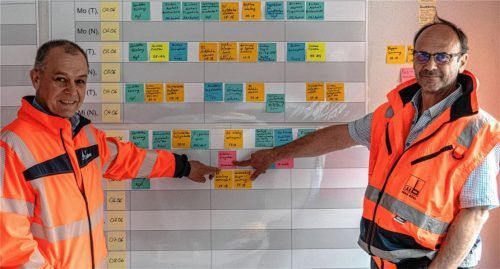 Der rote Zettel am Planungsbrett zeigt es: Am heutigen Donnerstag wird die Brückenbaustelle an der A8 abgeschlossen, ab dem morgigen Freitagmorgen ist sie in beiden Richtungen wieder uneingeschränkt befahrbar. Michael Kordon, Direktor der Südbayern-Niederlassung der Autobahn GmbH (links), und Christoph Häusler, Projektleiter der Baufirma Max Bögl, sind stolz auf die rekordverdächtig kurze Bauzeit von nur sechs Wochen. Foto Thomae