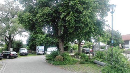 Der Seeoner Dorfplatz soll lebenswerter werden. Im Zuge einer Neugestaltung wird der bestehende Pavillon gegen einen überdachten Terrassenbereich mit integrierter WC-Anlage ersetzt. Der überdachte Bereich soll dann bei Veranstaltungen der Ortsvereine genutzt werden können. Foto  rASCH