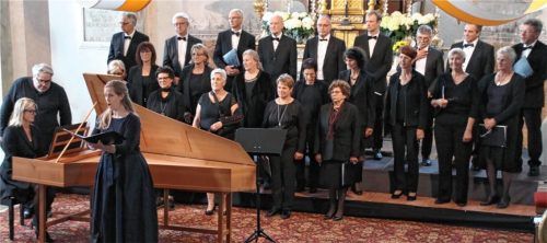Der Sing- und Musizierkreis Seeon unter der Leitung von Andrea Wittmann (links) sowie die Solisten Yvonne (vorne) und Virgil Hartinger (Zweiter von links) erfreuten in der Klosterkirche St. Lambert mit erfüllenden kirchenmusikalischen Werken zu Pfingsten.Foto benekam