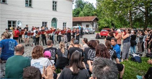 Der Spielmannszug, hier beim Spontankonzert nach Ankunft als deutscher Vizemeister, hat einen großen Rückhalt in der Bevölkerung. Foto stache