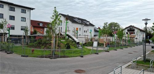Der Spielplatz ist bereit, von Kindern und Eltern erkundet zu werden. Foto re