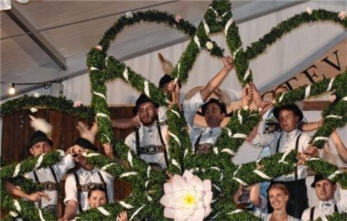 Der Sterntanz war der Höhepunkt des Festabends – die große Seerose in der Mitte weist auf den Vereinsnamen hin. Fotos Dohnhauser