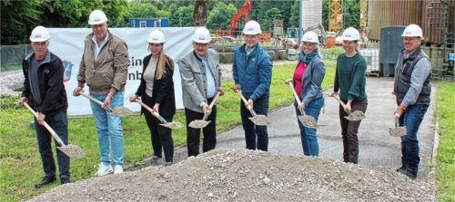 Der symbolische Spatenstich zum Neubau der Kläranlage ist getan. Foto re
