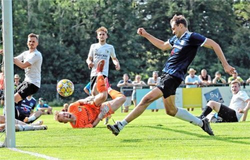 Der Treffer zum Aufstieg: Maximilian Schwinghammer schießt Ohlstadt hier in der 114. Minute in die Bezirksliga.Foto Oliver Rabuser