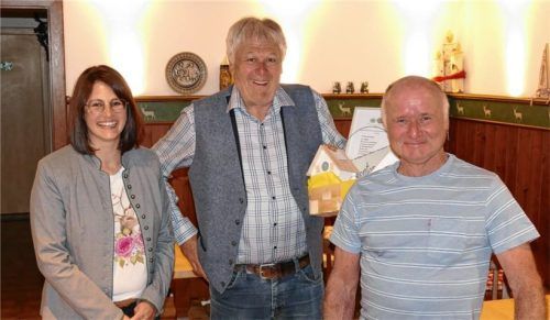 Der Verkehrs- und Heimatverein Inzell hat eine neue Chefin. Cornelia Stöger wurde zur Vorsitzenden gewählt und überreichte ihrem langjährigen Vorgänger Alfons Schrittenlocher (Mitte) zusammen mit Stellvertreter Herbert Öttl ein Abschiedsgeschenk. Foto  Wegscheider