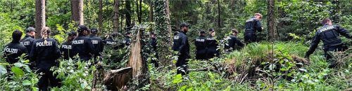 Der Wald zwischen Ellmosen und Thann wurde am gestrigen Donnerstag von einer Hundertschaft der Bereitschaftspolizei durchkämmt. Foto Gerlach
