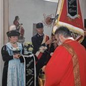 Trauerband und Fahne gesegnet