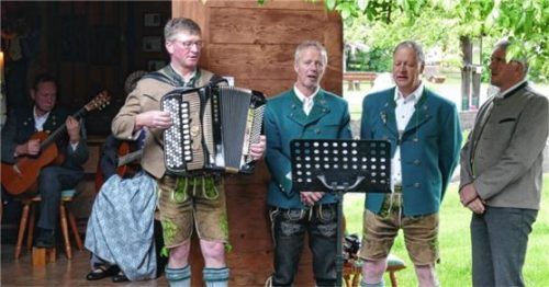Die Adlgasser Sänger sorgten für die gesangliche Umrahmung und verabschiedeten die vielen Gläubigen mit dem Lied „Danken fia an jedn Dog“.Foto  Wegscheider