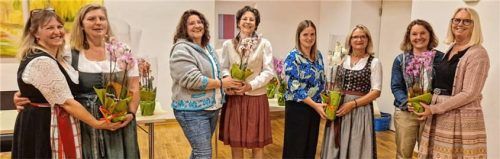 Die alte und neue Vorstandschaft: (von links) Anneliese Dangl und Michaela Höhensteiger, Christine Inninger und Brigitte Fischer, Maria Sebald und Liane Dangl sowie Petra Holzweger und Caroline Carbin.Foto re