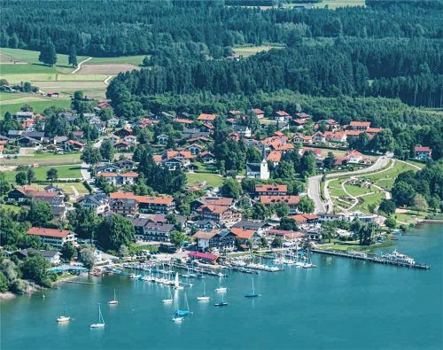 Die Anpassung der Gstadter Bebauungsplanänderung „Am Maierholz“ ermöglicht nun vier statt bisher drei Parzellen und hebt die Beschränkung auf zwei Wohneinheiten je Gebäude auf. Foto Berger