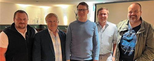 Die anwesenden Innungsmitglieder wählten (von links) Max Kuba, Obermeister Hans Reiter, Hubert Hirschbichler, stellvertretenden Obermeister Jakob Mitterer und Peter Eicher in den Vorstand.Foto Wittenzellner