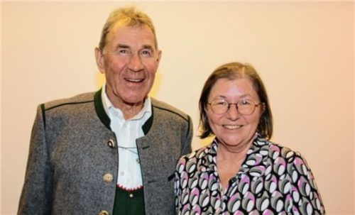 Die Austragslandwirte Alois und Hildegard Bernauer aus Ebering bei Truchtlaching moderieren den Seniorennachmittag im Sankt Georgener Pfarrheim.Foto  Archiv Zandl