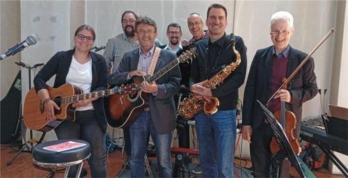 Die Band TeaCup mit besonderer Begleitung: (von links) Margit Benz, Korbinian Schinkinger, Peter Weber, Björn Benz, Pit Fürleger, Tobias Link und „Neu-Mitglied“ Monsignore Thomas Schlichting an der Geige.Foto Benz