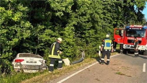 Die betrunkene Fahrerin des Audi war mit ihrem Fahrzeug von der Straße abgekommen und im Wald gelandet. Der Pkw musste mit einem Kran geborgen werden. Foto Barth
