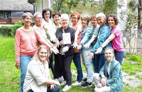 Die Damen der „Siegsdorfer Kleiderkammer“ zeigen ihr Symbol und Vereinslogo „Helfende Hand“.Foto  Krammer