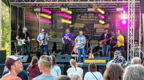 Die Daxenberg-Blues-Band rockt die Bühne in Oberwössen. Foto  Flug