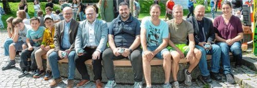 Die drei Bürgermeister Michael Anner (links), Andreas Friedrich (Zweiter von links) und Martin Aufenanger (Sechster von links) nehmen gemeinsam mit Spender Selcuk Coban (Dritter von links) auf der neuen Bank Platz. Foto Berger