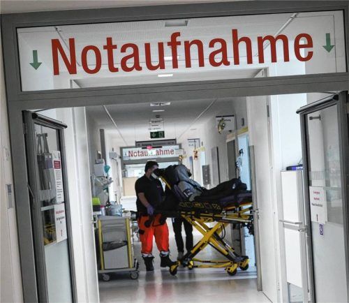Die eigenen Kollegen verletzt ins Krankenhaus einliefern zu müssen (Symbolfoto) – wie nach der brutalen Attacke auf zwei Rettungssanitäter in Bad Feilnbach geschehen –, geht an keinem der Beteiligten spurlos vorüber. Foto dpa