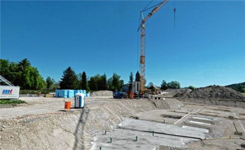 Die Ende März begonnen Tiefbauarbeiten am Baugebiet „Tüttenseestraße“ am südöstlichen Ortsrand von Grabenstätt schreiten weiter voran. Das Bild zeigt die Tüttenseestraße an der Abzweigung Höringer Straße. Foto  Archiv Müller