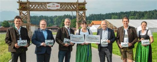 Die ersten Exemplare der Festschrift werden präsentiert von (von links) Florian Fischer, Bürgermeister Andreas Friedrich, Jakob Stocker, Katharina Lederer, Michael Feßler, Florian Krempl und Katrin Bauer. Foto Berger