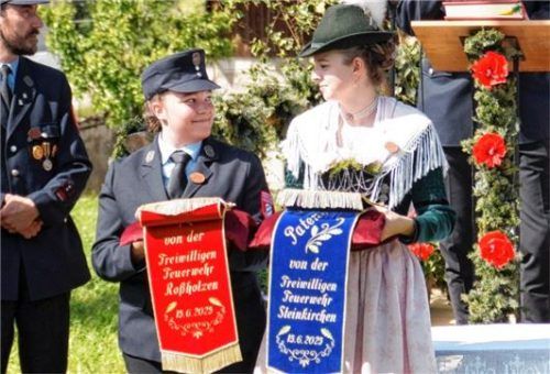 Die Fahnenjungfrauen Isabell Huber (links) und Elisabeth Huber präsentierten stolz die neu geweihten Fahnenbänder.