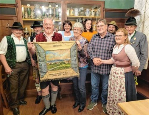 Die feierliche Übergabe der historischen Fahne mit (ab Zweitem von links) Gerhard Fiedler vom Trachtenverein, Angelika und Frank Brückner und Vorsitzender Johanna Lindner. Mit im Bild sind weitere Mitglieder des Vorstands sowie Ehrenmitglieder.Foto Niedermaier
