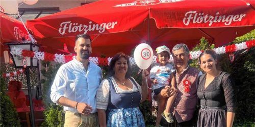 Die ganze Familie hilft und feiert mit: (von links) Cemil Beyazit und Selma Beyazit lassen Resad Beyazit – hier mit seinem Enkelsohn und der Tochter – hochleben.