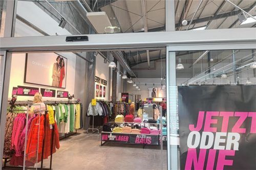 Die Gerry-Weber-Filiale im Ainringer Outlet: Diese und ein Laden in Bernau werden nach Abschluss des Ausverkaufs schließen. Foto Janisch
