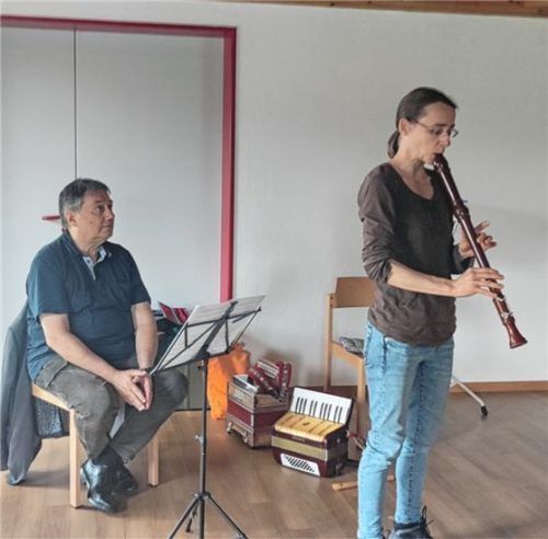 Die Instrumentenvorstellung von Alexander Krins (links) und Rafaela Schünemann (Mitte) im Seeoner Kindergarten St. Walburg war für die Kleinen ein echtes Abenteuer. Foto Benekam